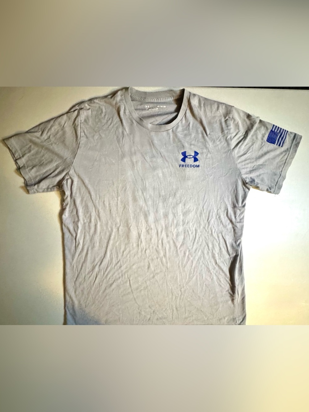 Under Armour Freedom XL Men's Short Sleeve Crew Tee in Light Gray with Blue Logo